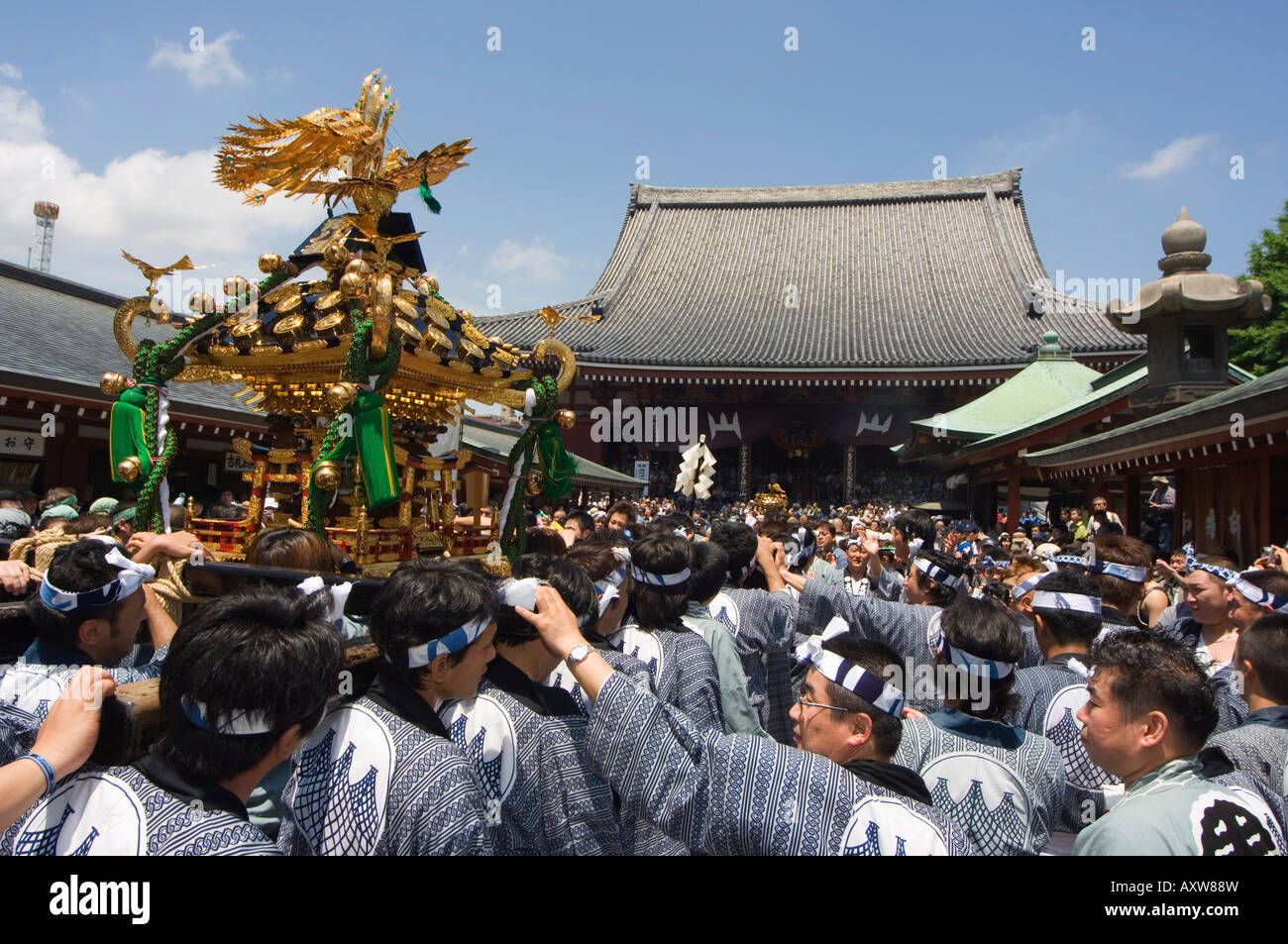 Mikoshi tragbaren Schrein der Götter, Sanja Matsuri Festival, Sensoji Tempel, Asakusa Jinja, Asakusa, Tokio, Japan Stockfoto