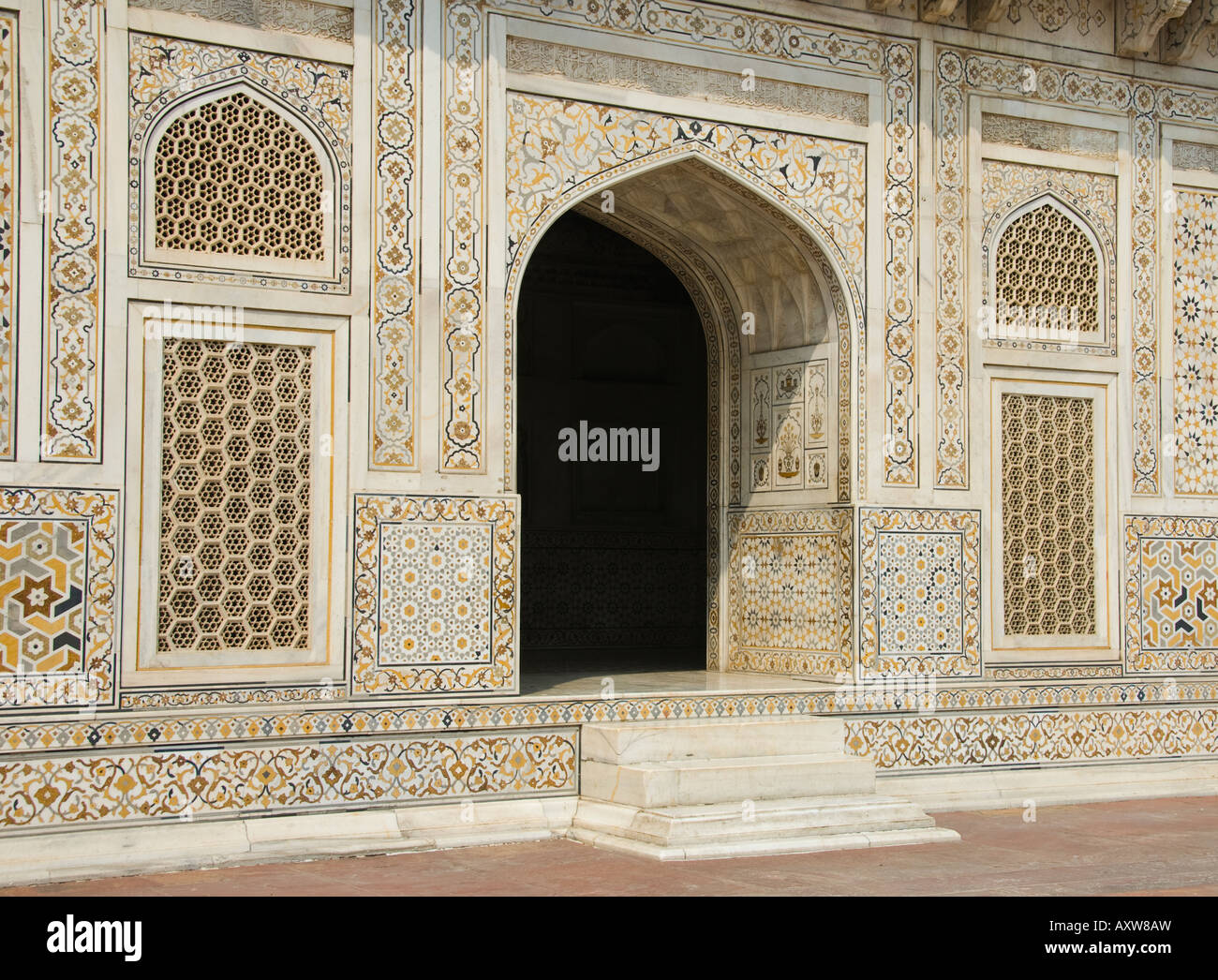 Der Eingang zum Itimad-Ud-Daulah zeigt dem marmornen Inlay auch bekannt als das Baby Taj in Agra Indien Stockfoto