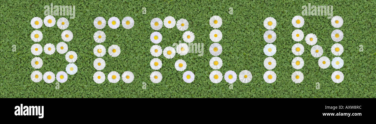 deutsche Hauptstadt Berlin mit Blumen geschrieben Stockfoto