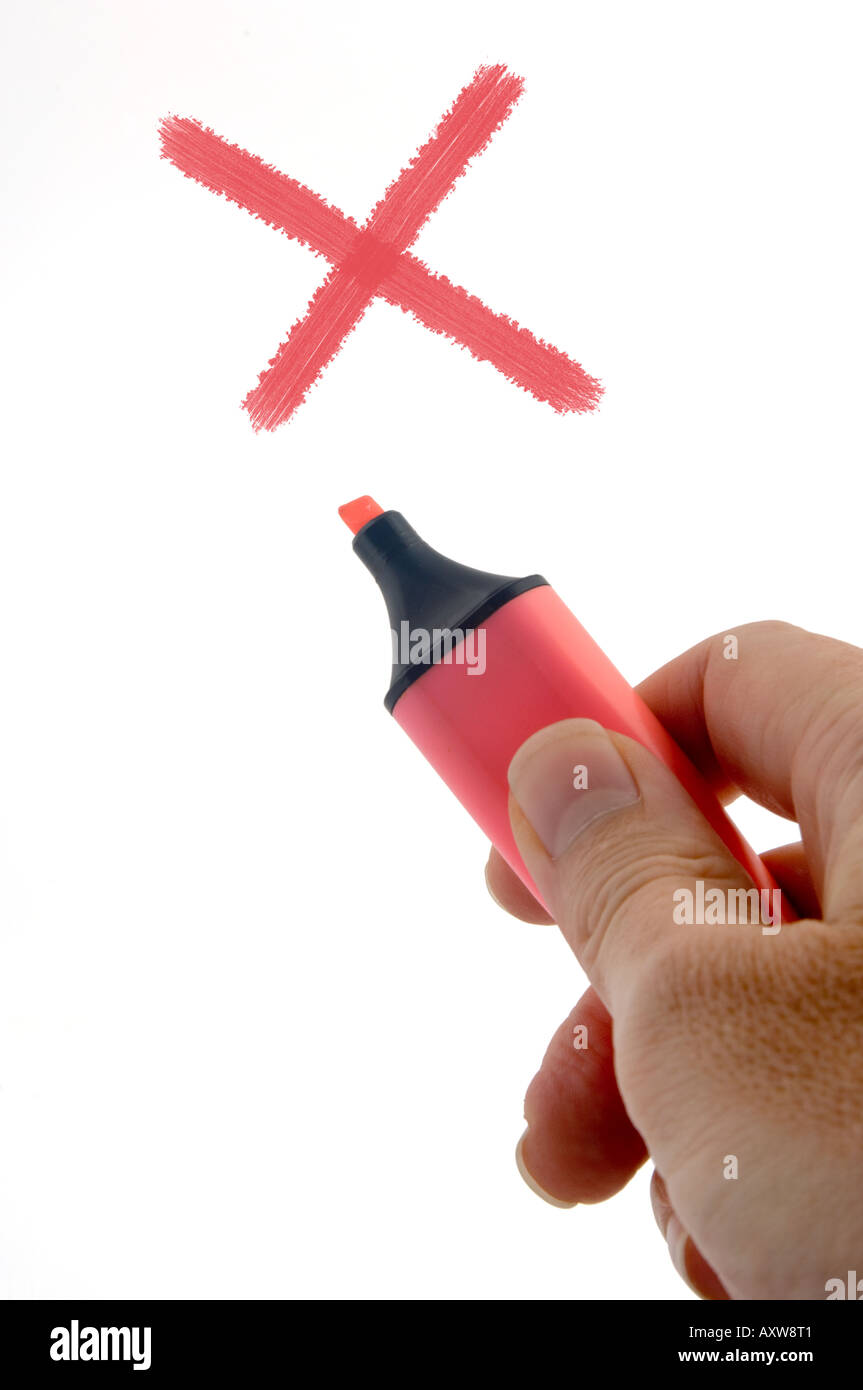 Hand hält ein Marker Pen Textmarker schreiben ein Kreuz Stockfoto