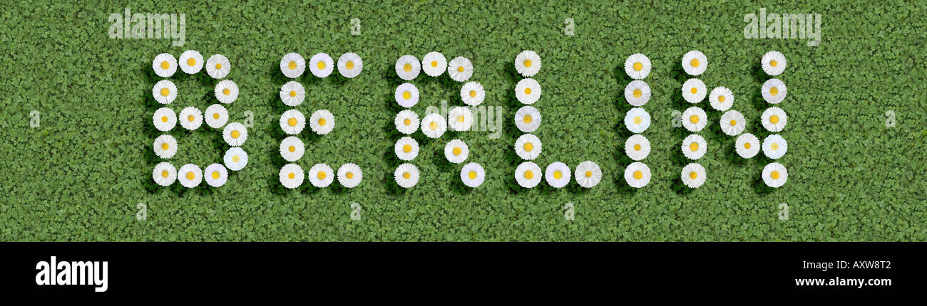 deutsche Hauptstadt Berlin mit Blumen geschrieben Stockfoto