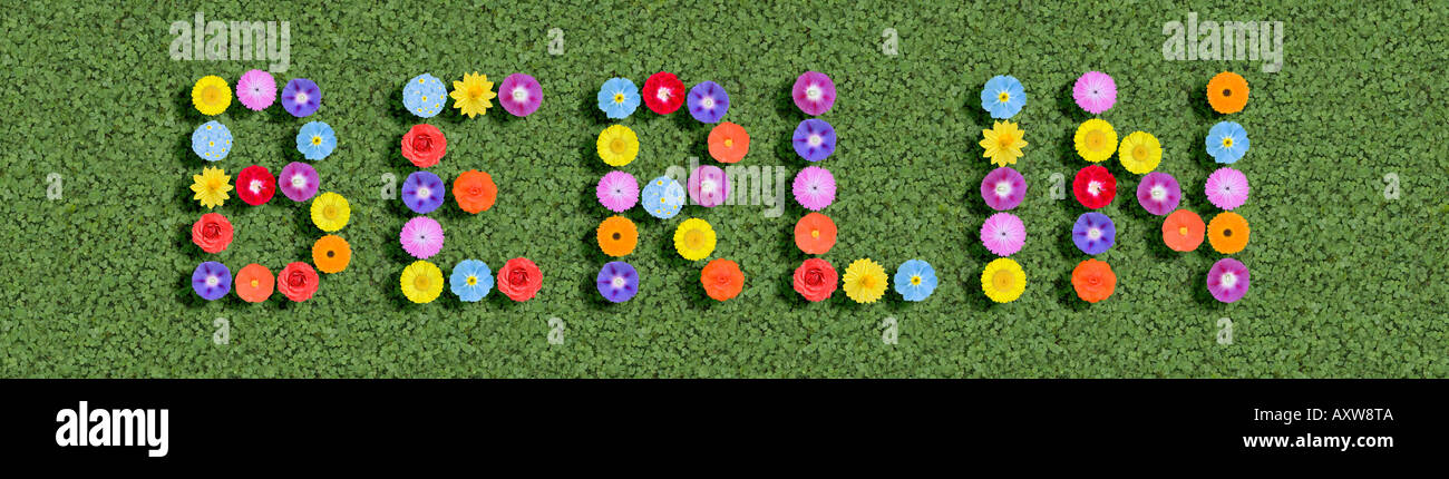 deutsche Hauptstadt Berlin mit Blumen geschrieben Stockfoto