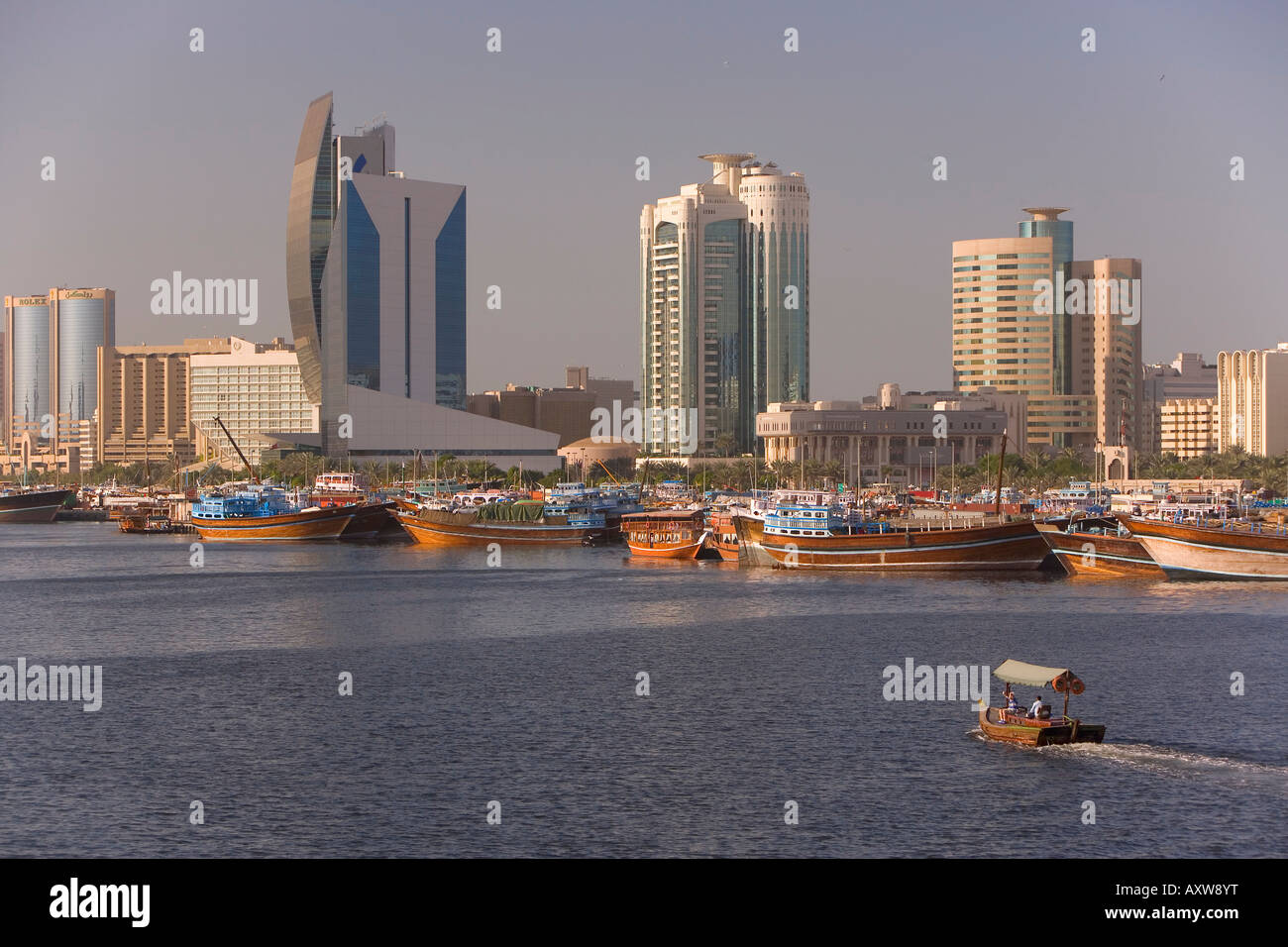 Dubai Creek (Khor Dubai), Dhow Kaianlage und Handelszentrum, Deira, Dubai, Vereinigte Arabische Emirate, Naher Osten Stockfoto