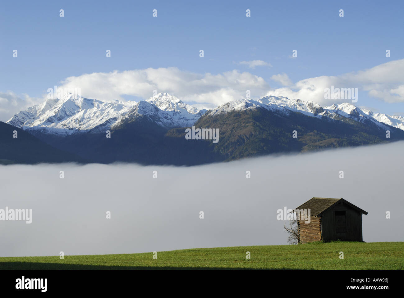 Scheune, landwirtschaftliche Gebäude auf Alpin Bauern Hütte über den Wolken, Österreich, Salzburger Land, Mittersill Stockfoto