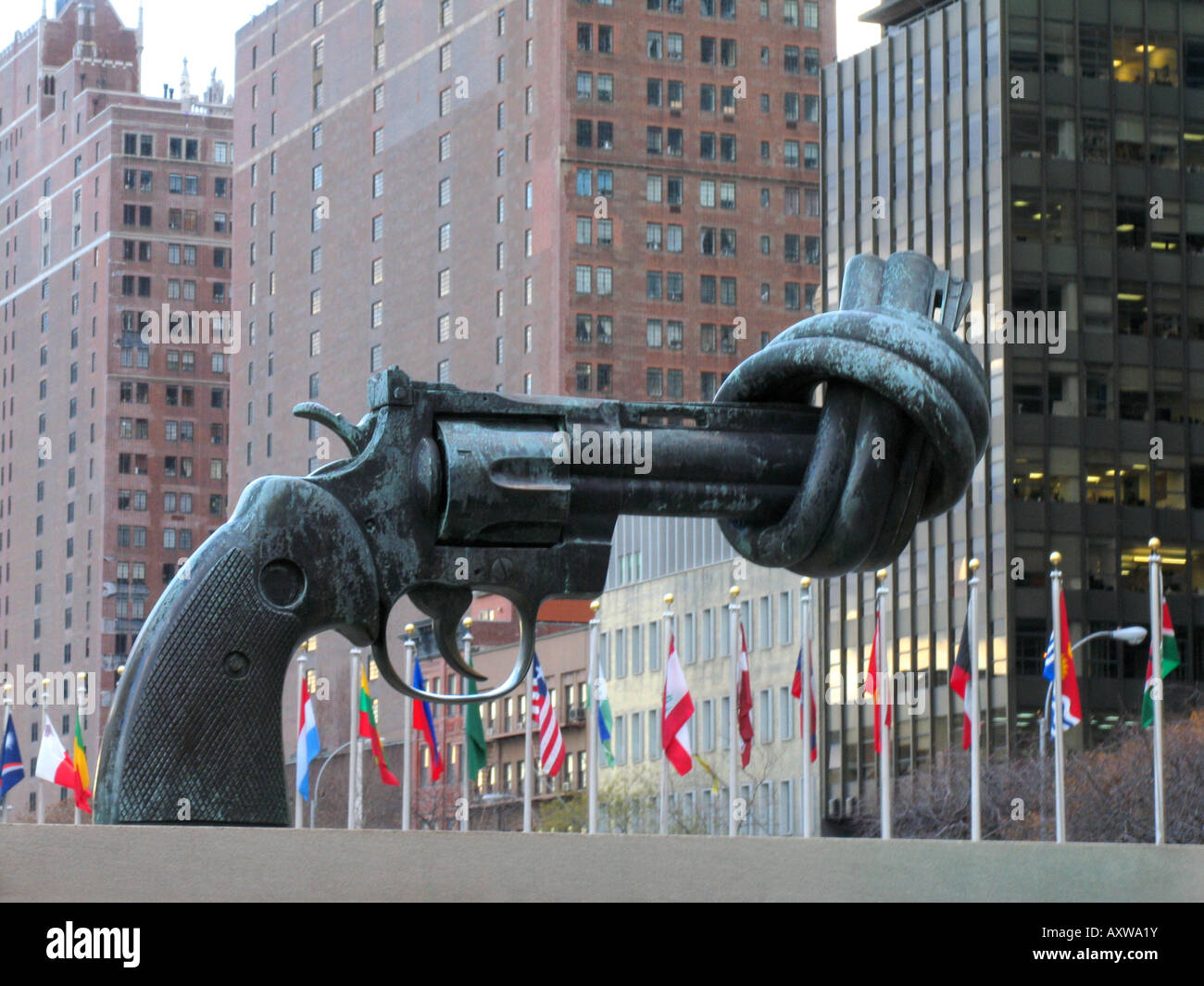 Gebogenen Waffe als ein Symbol des Friedens auf dem Gelände der Vereinten Nationen, gestiftet von Luxemburg, USA, Manhattan, New York Stockfoto