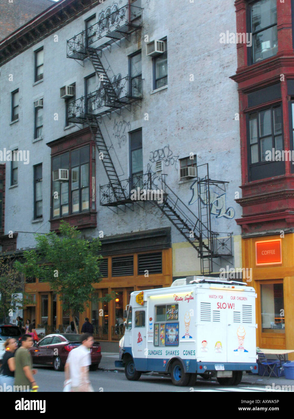 Eiswagen vor Haus mit Feuerleitern, USA, Manhattan, New York Stockfoto