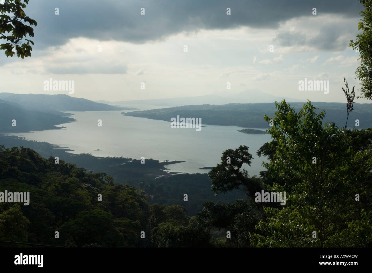 Blick auf Lake Arenal oder Laguna de Arenal, von oben von Sky Tram, Arenal, Costa Rica Stockfoto