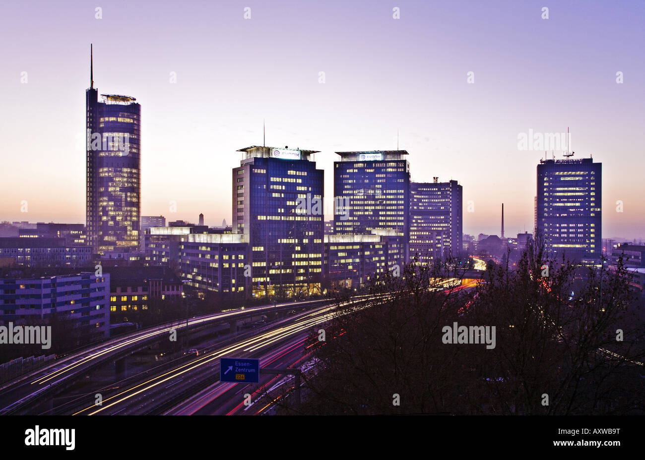 Skyline von Essen mit Autobahn A 40, RWE-Turm und Gebilde von Evonik und Postbank, Deutschland, Nordrhein-Westfalen, Ruhrgebiet, Stockfoto