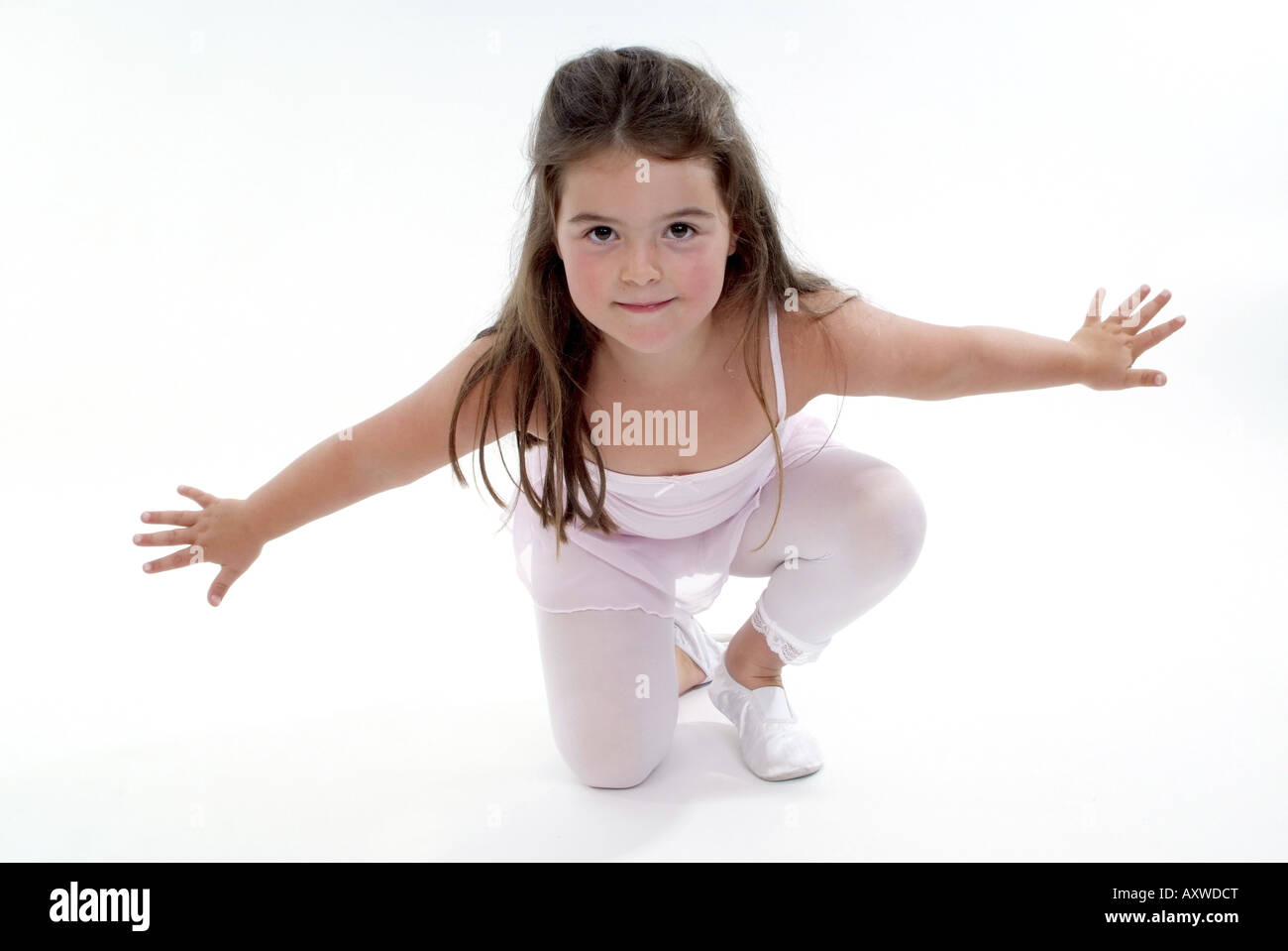 Molliges Mädchen macht Ballett Stockfoto