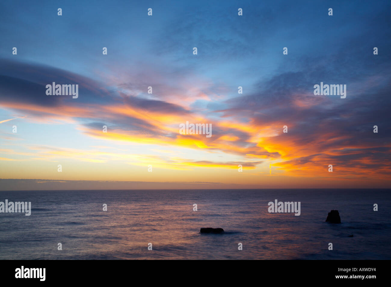 England, Tyne and Wear, Marsden Bay. Sonnenaufgang über der Nordsee, in der Nähe von Lizard Point und Marsden Bay. Stockfoto