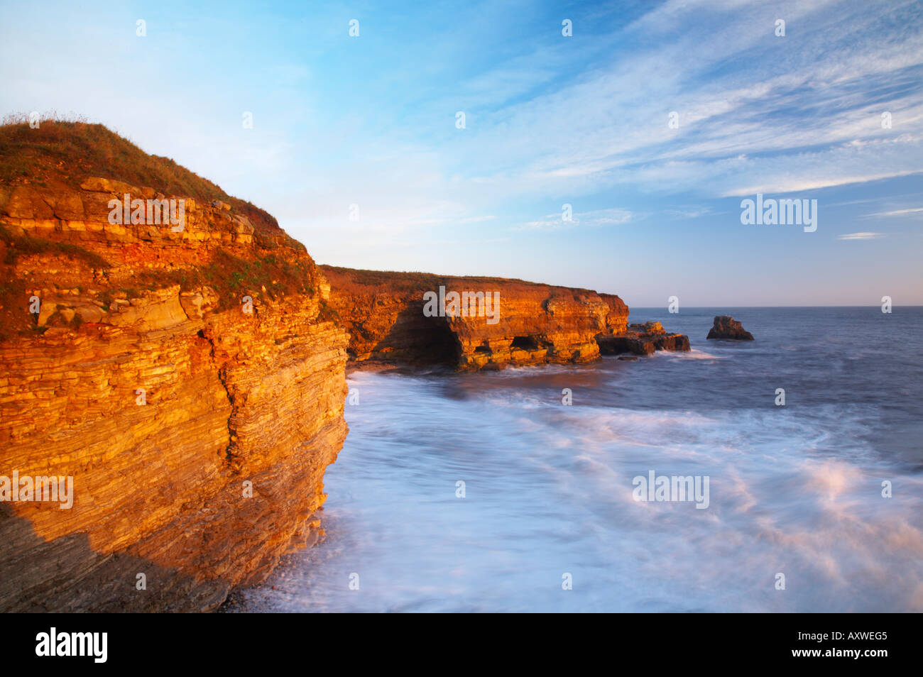 England, Tyne and Wear, Marsden Bay. Am frühen Morgen leuchtet die Wellen der Nordsee, in der Nähe von Lizard Point. Stockfoto