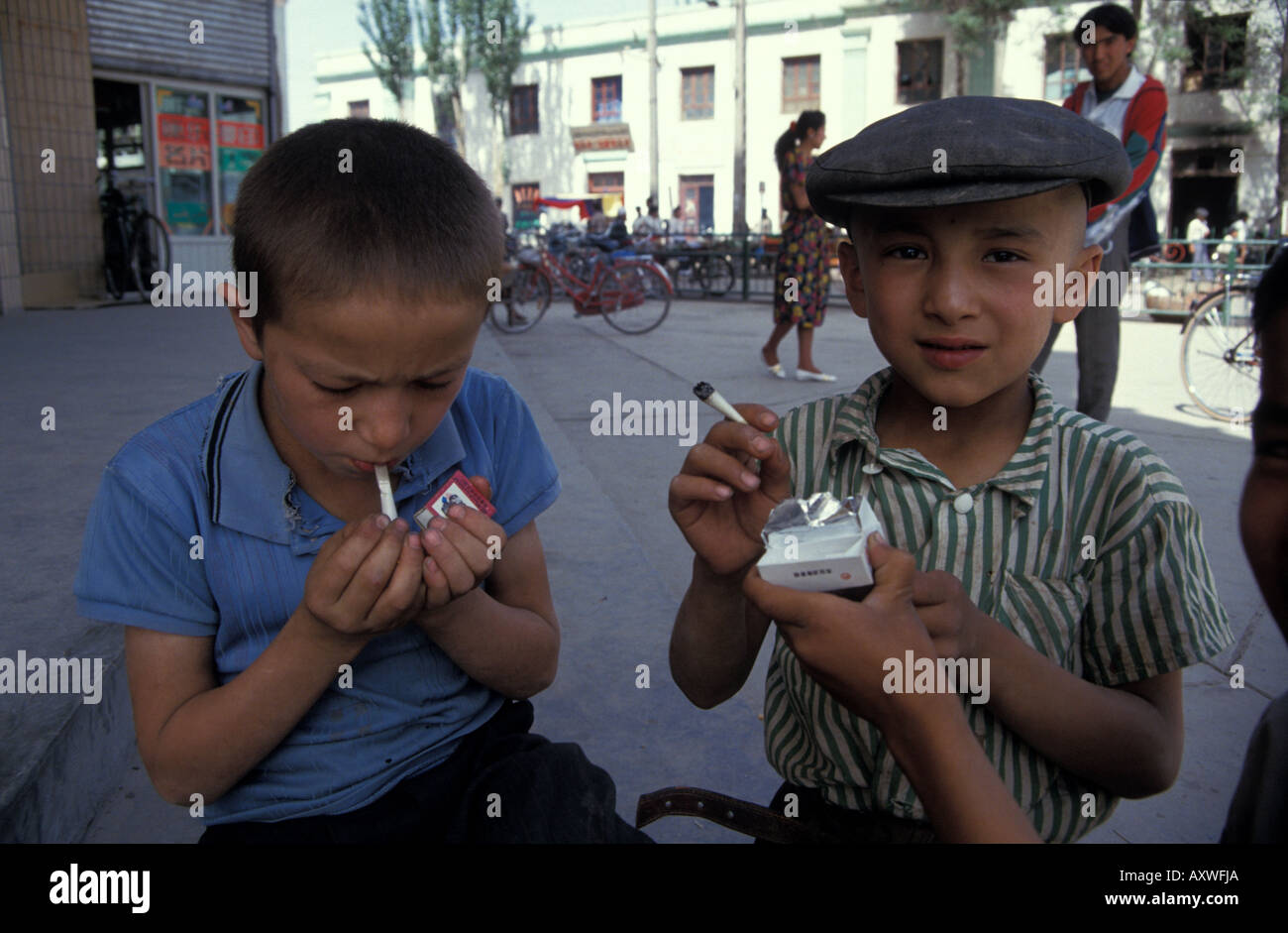 Uigurische Jungen rauchen Zigaretten außerhalb Postamt Kashgar Xinjiang China Stockfoto