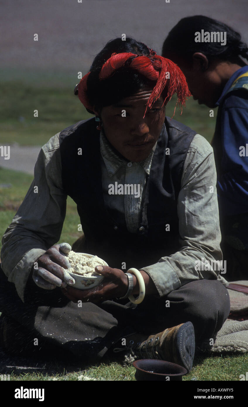 Tibetische Khampa Reisende per Anhalter über Tibet-Plateau auf dem Weg nach Lhasa Tibet China Stockfoto