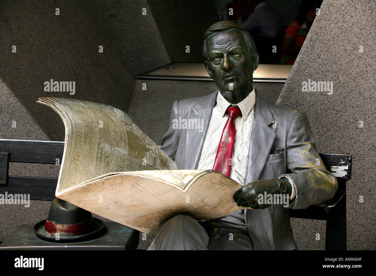 Eine Statue von einem mittleren Alter Mann liest eine Zeitung in Australien Platz Sydney Australia Stockfoto