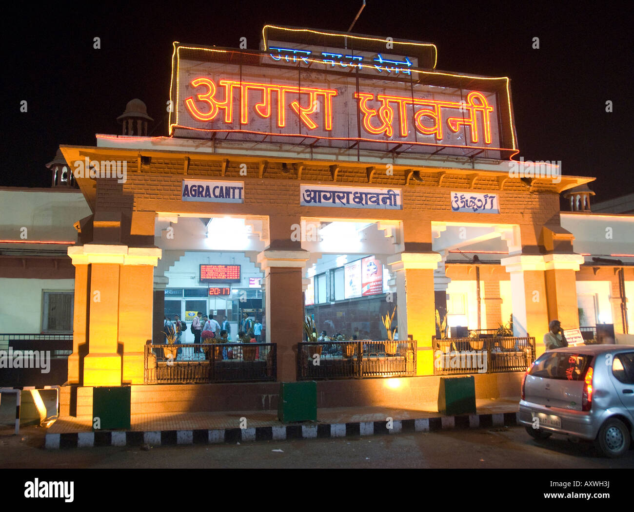 Agra Cantt Bahnhof in Agra Indien in der Nacht Stockfoto