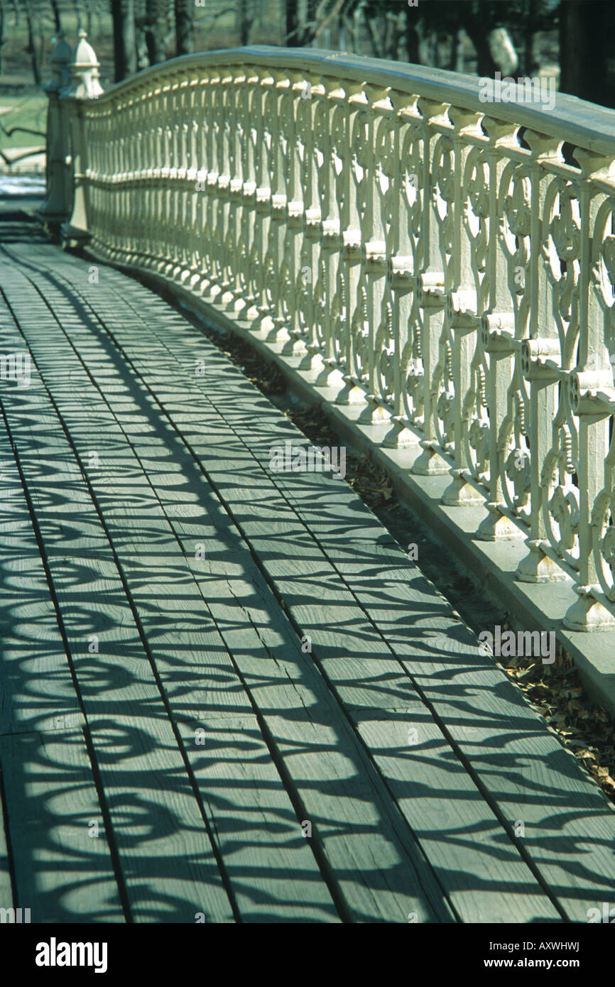 Schatten-Muster durch Central Park-Brücke. Stockfoto