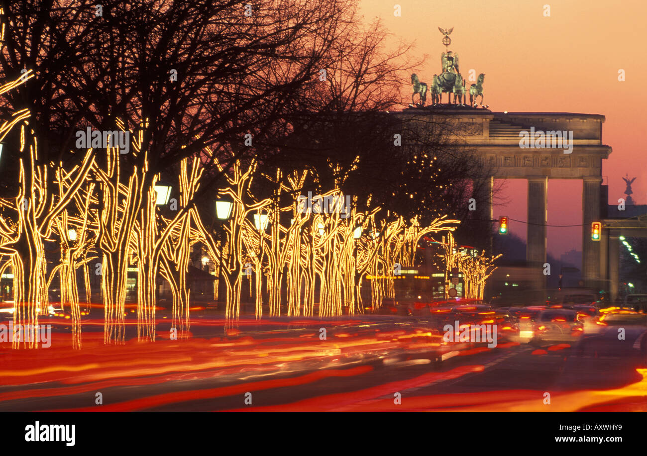 Berlin. Unter Den Linden und Brandenburger Tor mit Weihnachtsbeleuchtung. Stockfoto