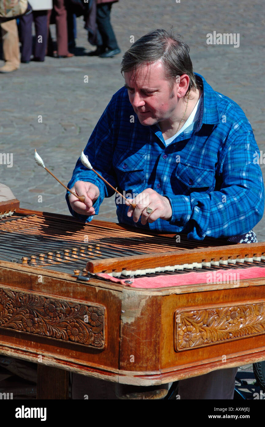 Mann spielt das Zimbal an der Roemer in Frankfurt am Main Deutschland Stockfoto