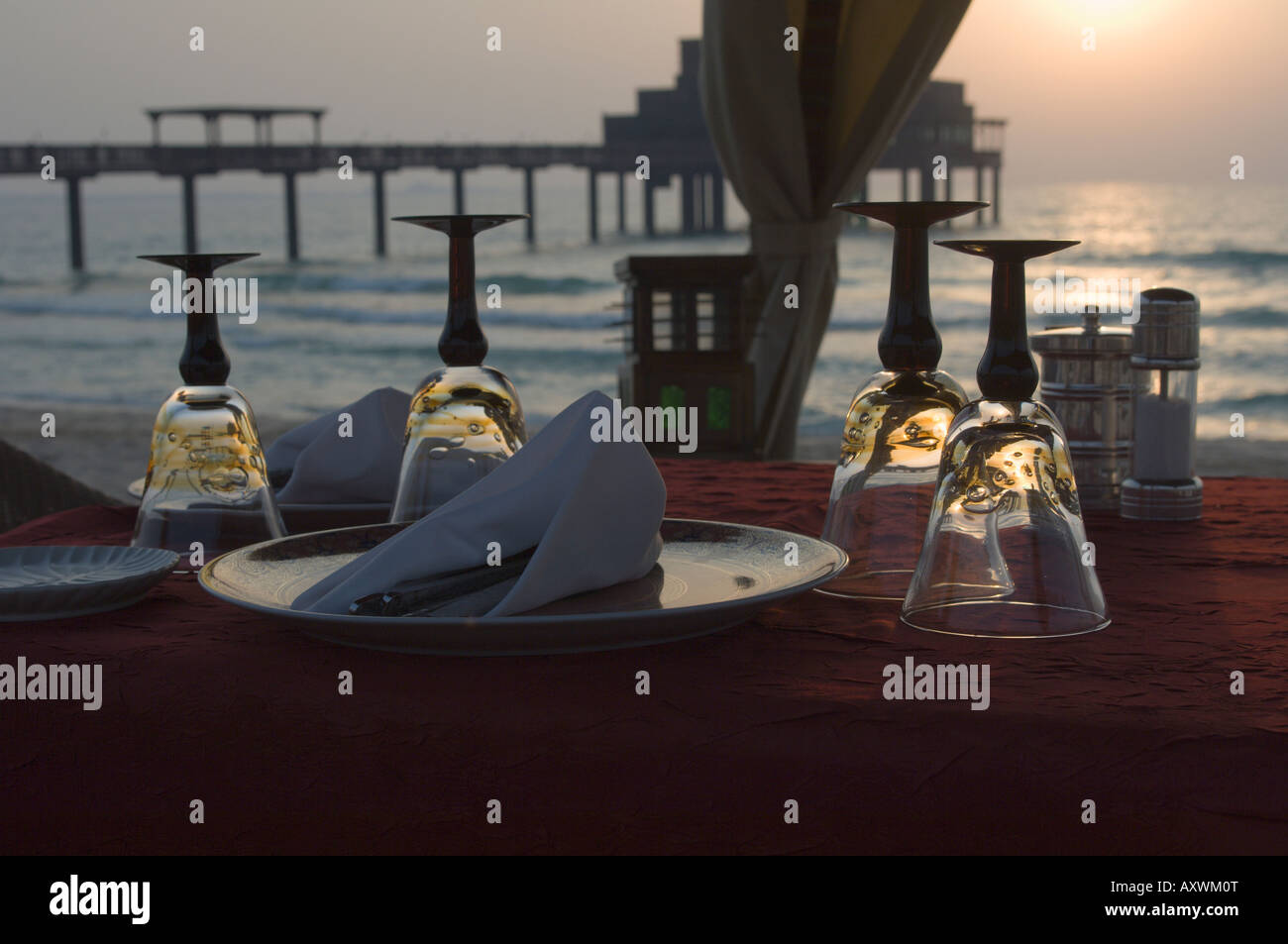 Tisch für zwei am Strand, Dubai, Vereinigte Arabische Emirate, Naher Osten Stockfoto