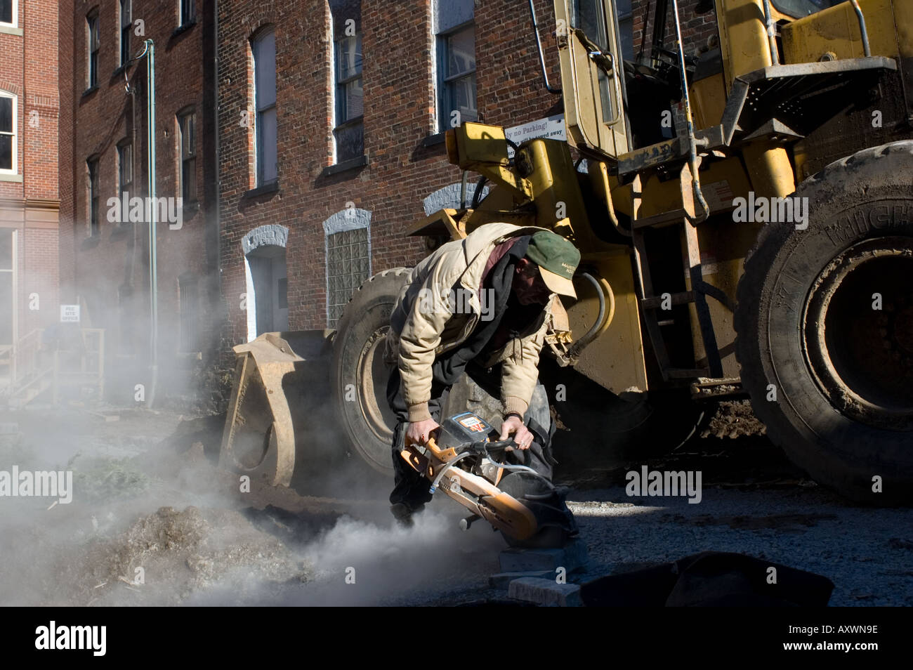 Schneiden Steinblöcke für den öffentlichen Garten Landschaftsbau in Hof in Saint John, New Brunswick Kanada Stockfoto