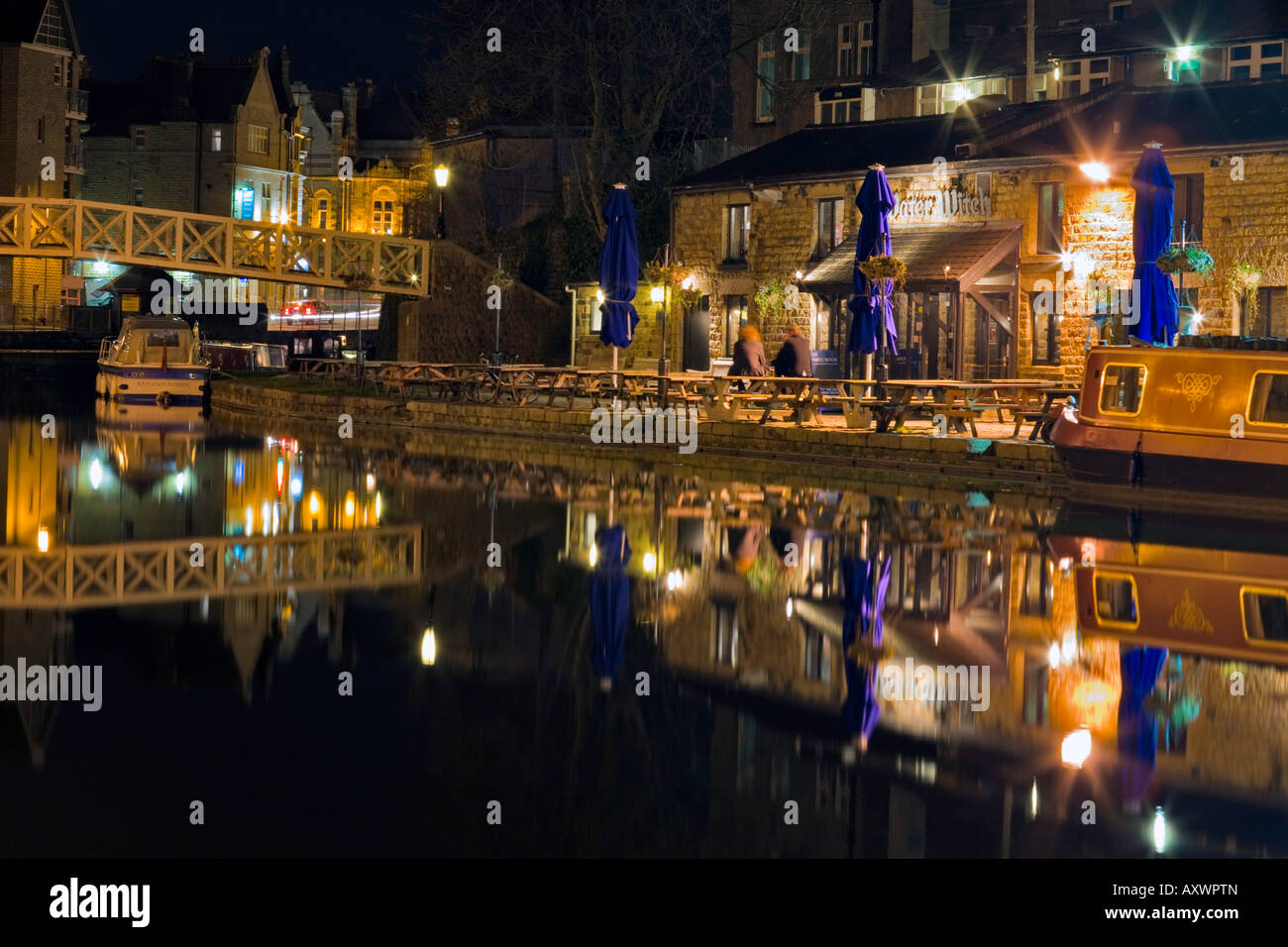 Wasserreflexionen in der Nacht durch die Thwaites Water Witch Pub & Restaurant neben dem Lancaster-Kanal in Lancashire. Stockfoto