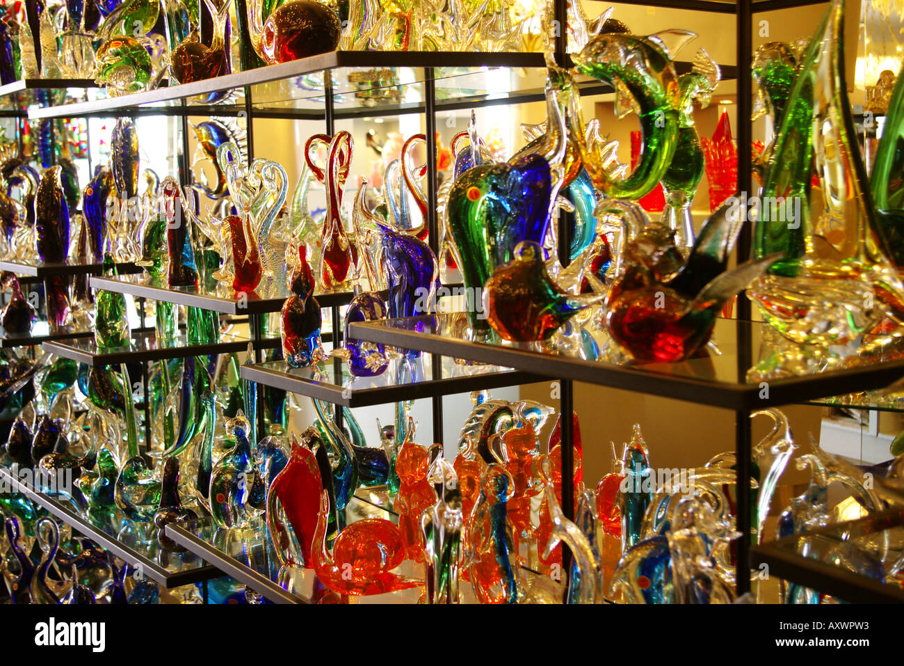 Souvenir Glas arbeiten zum Verkauf in einem touristischen Workshop aus Murano, Venedig, Italien, Europa Stockfoto