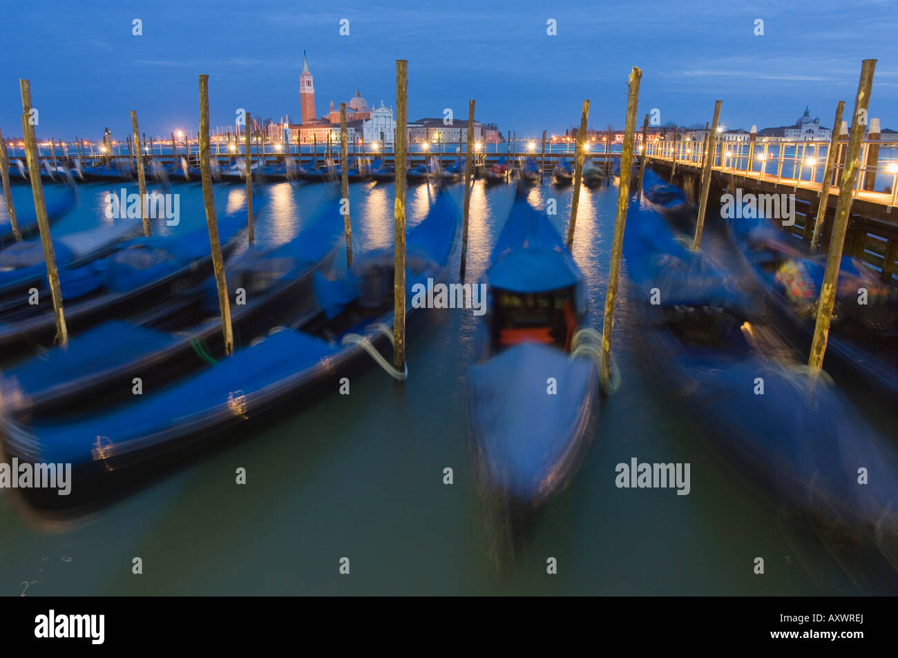 Gondeln am Ufer in der Nacht, San Giorgio Maggiore, Venedig, UNESCO World Heritage Site, Veneto, Italien, Europa Stockfoto