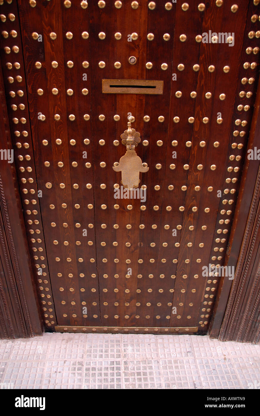 Eine reich verzierte Tür in exotischsten, Marokko mit Messingnieten verziert. Stockfoto