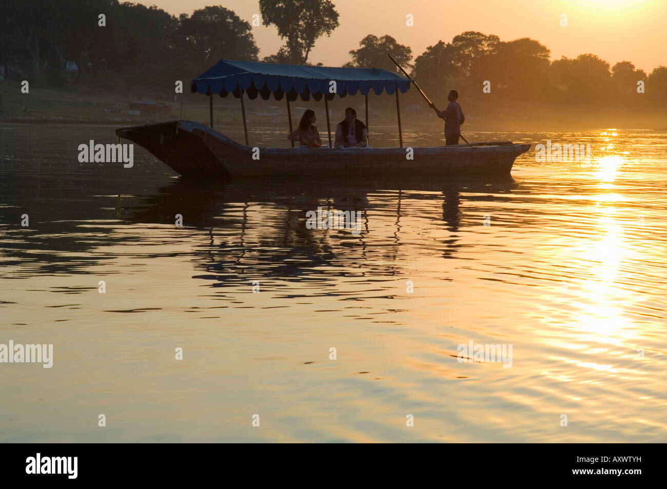 Sonnenuntergang über dem Fluss Narmada, Maheshwar, Madhya Pradesh, Indien Stockfoto