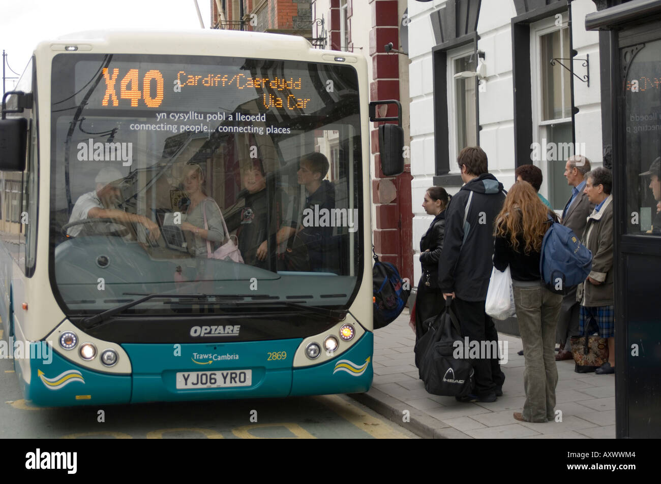 X40 Trawscambria Bus nach Cardiff Abholer in Lampeter Ceredigion Wales UK Stockfoto