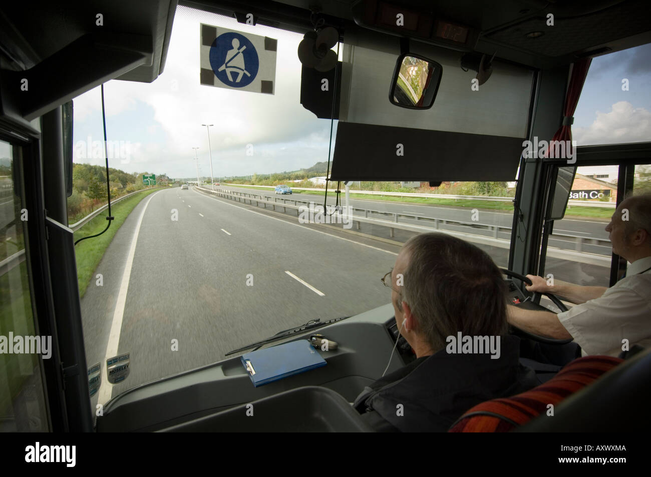 Fahrt in einem Bus auf der A40-Schnellstraße um Carmarthen West Wales UK Stockfoto