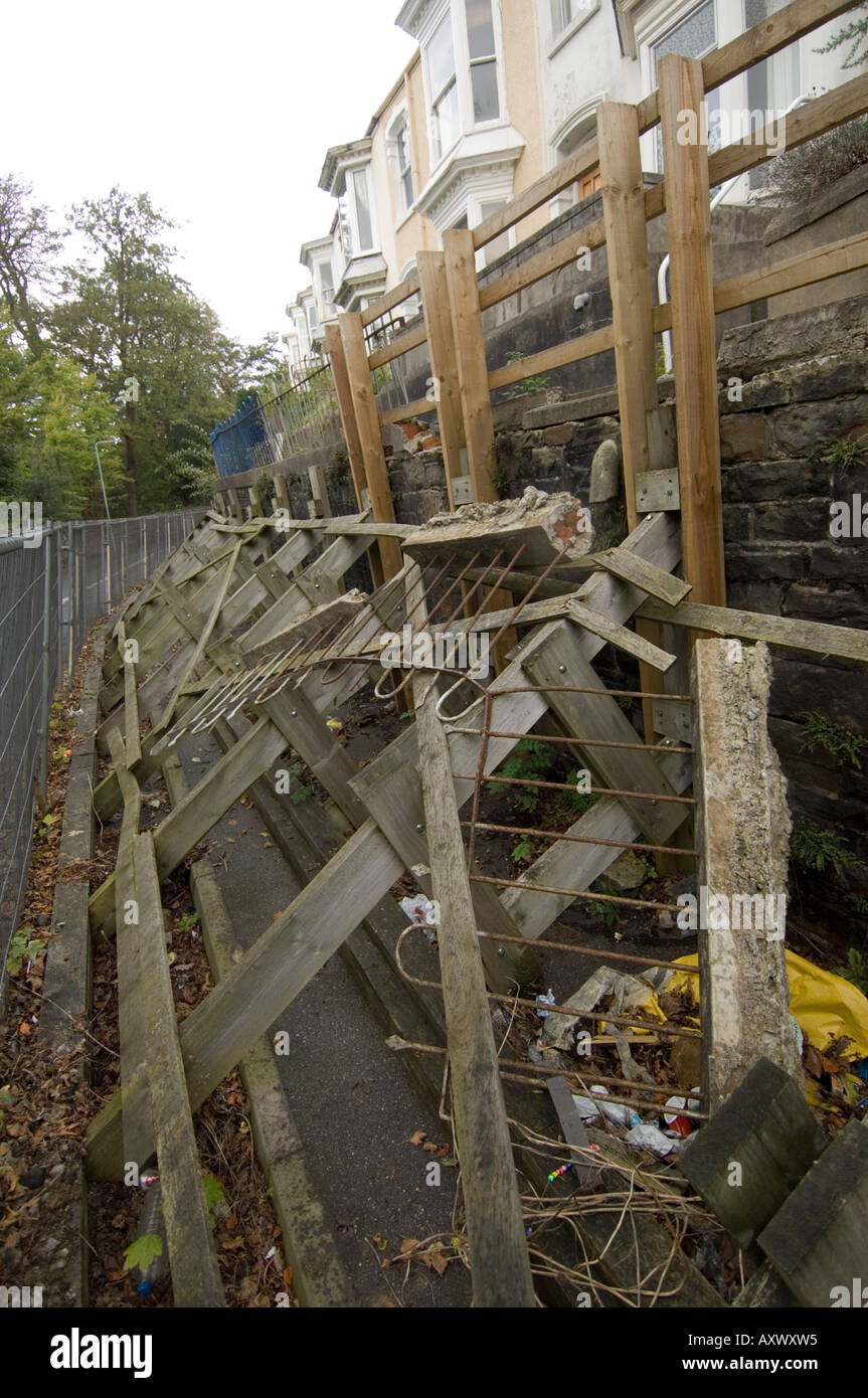 Traversen, die Stärkung der Straßenrand nach einem teilweisen Einsturz des Belags, Swansea wales Stockfoto