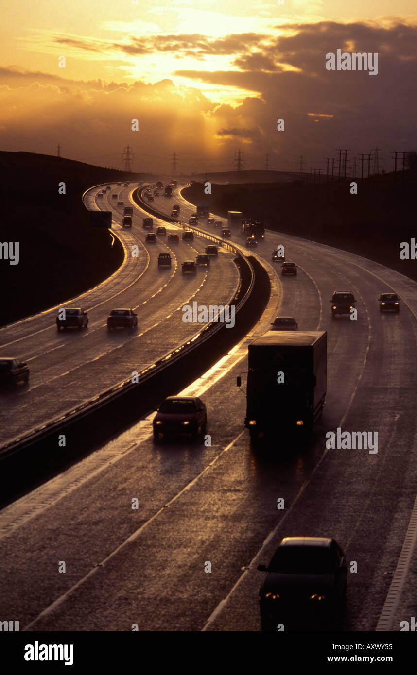 Sonnenuntergang über der M62 in der Nähe von Pontefract, West Yorkshire Stockfoto
