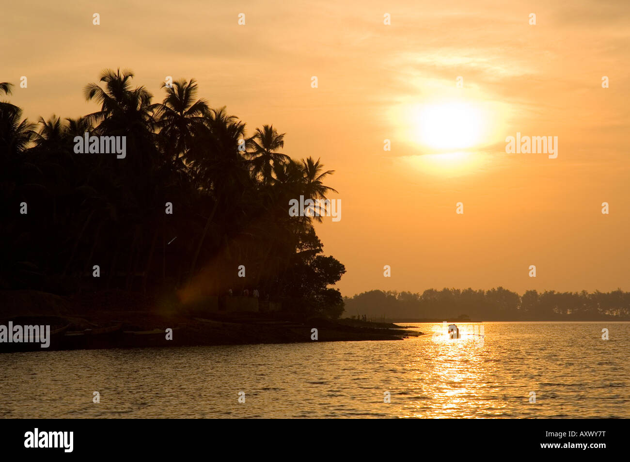 Sonnenuntergang über den Tiracol River, Goa, Indien Stockfoto