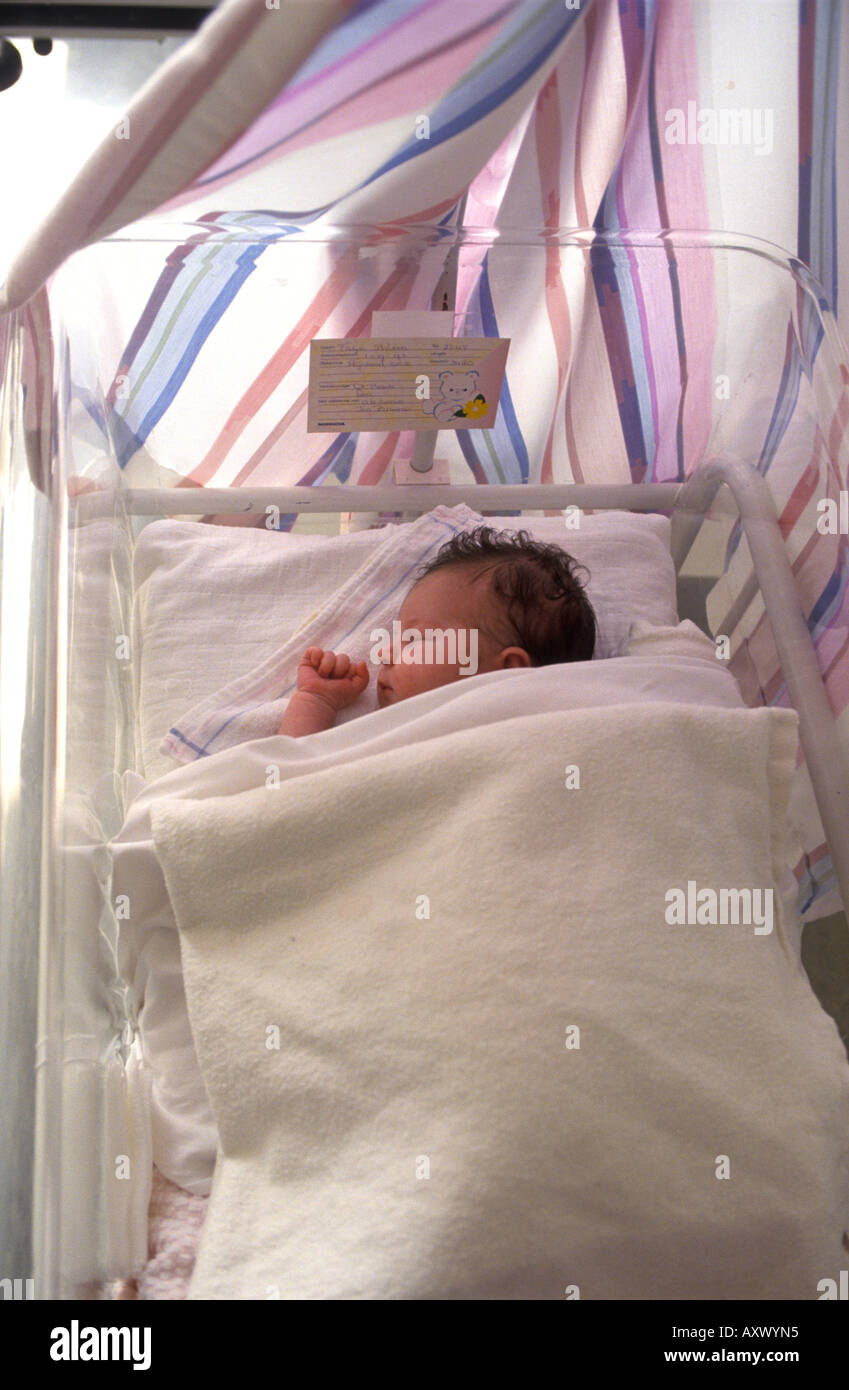 Neugeborenes Baby im Krankenhaus Wiege Stockfoto