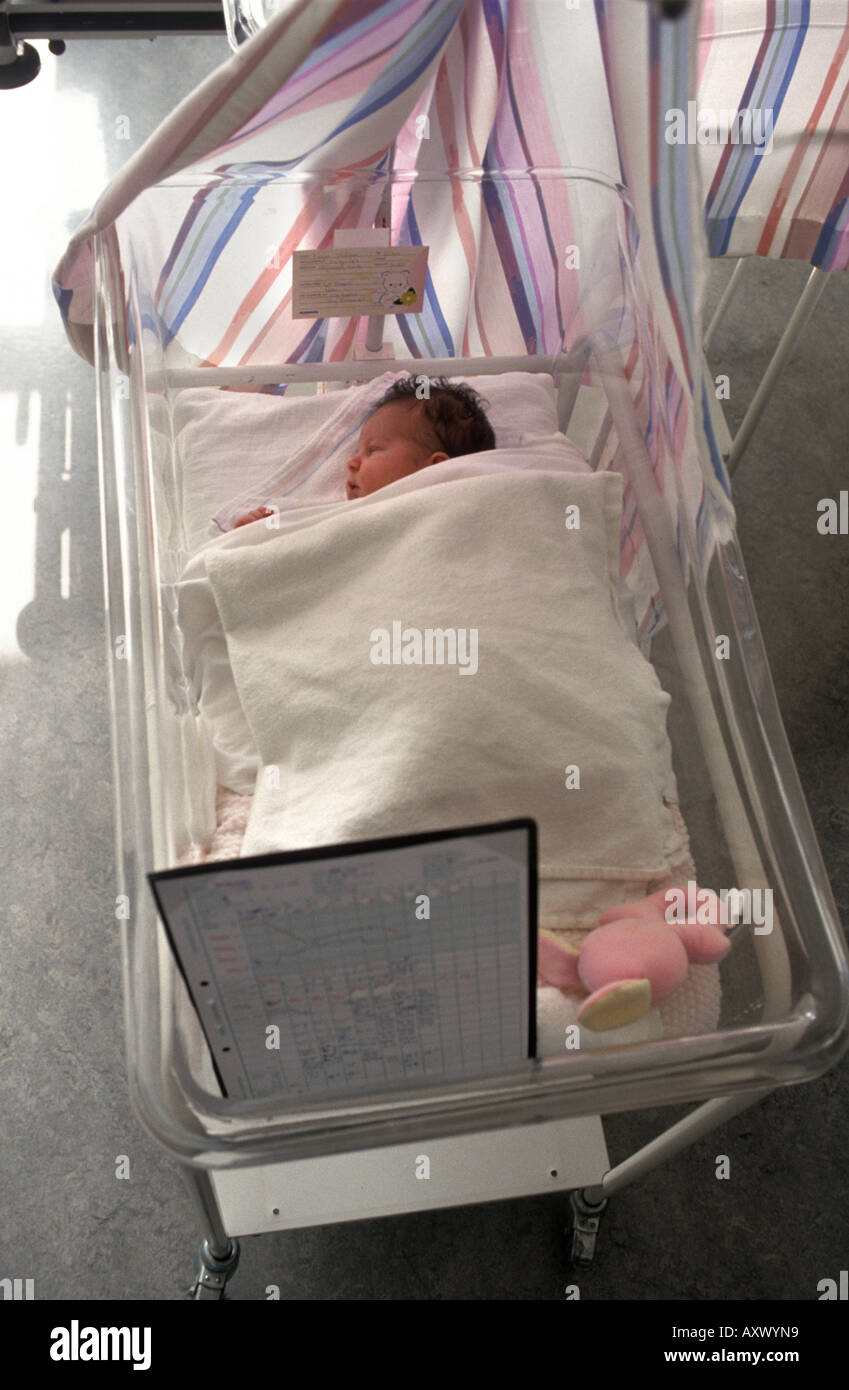 Neugeborenes Baby im Krankenhaus Wiege Stockfoto