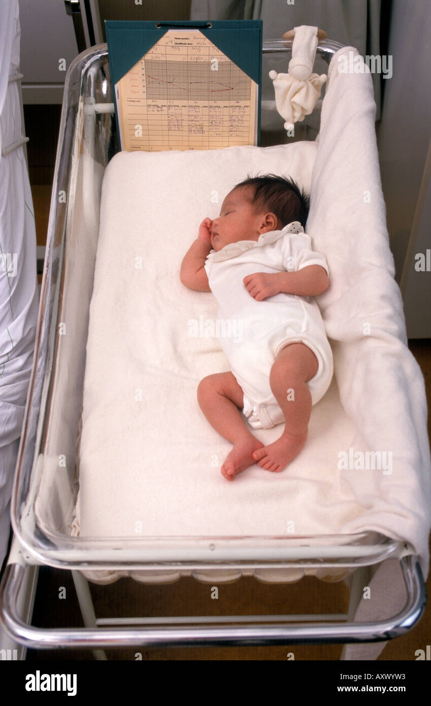 Neugeborenes Baby im Krankenhaus Wiege Stockfoto