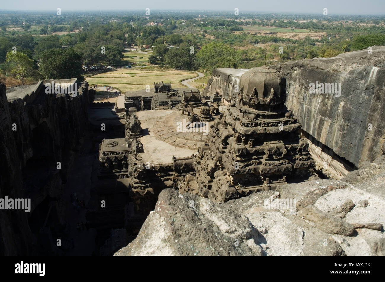 Die Ellora Höhlen, Tempel in festem Gestein, in der Nähe von Aurangabad, Maharashtra, Indien schneiden Stockfoto