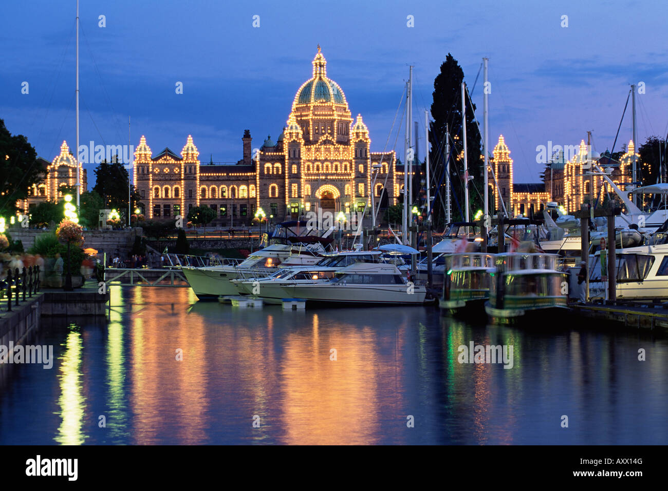 Blick über den Inner Harbour, das Parlamentsgebäude in der Nacht, Victoria, Vancouver Island, British Columbia (BC), Kanada Stockfoto