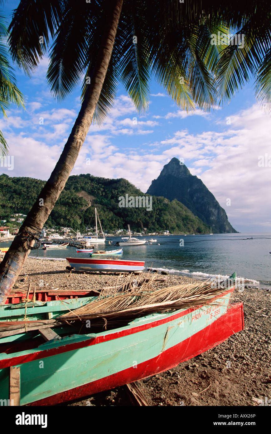Angelboote/Fischerboote am Soufrière mit den Pitons im Hintergrund, Insel von St. Lucia, Windward-Inseln, West Indies, Karibik Stockfoto Angelboote/Fischerboote am Soufrière mit den Pitons im Hintergrund, Insel von St. Lucia, Windward-Inseln, West Indies, Karibik Stockfoto