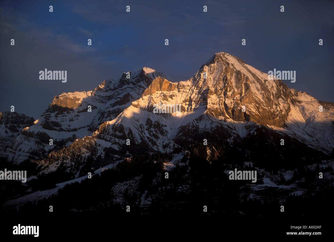 Mount Lohner bei Sonnenuntergang im Winter über Adelboden Berner Alpen der Schweiz Stockfoto