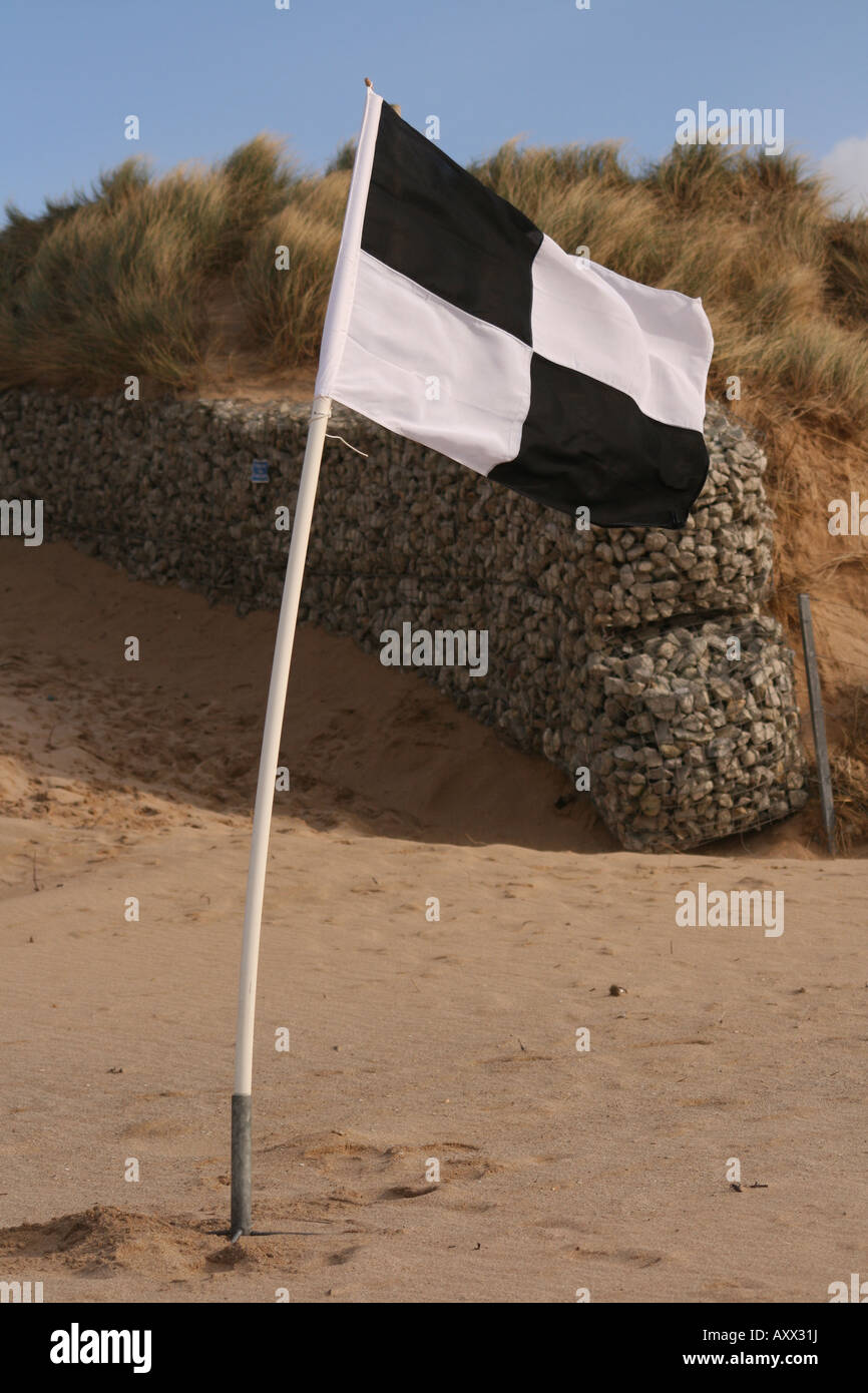 Schwarz / weiß kariert Flagge am Strand von Newquay Stockfoto