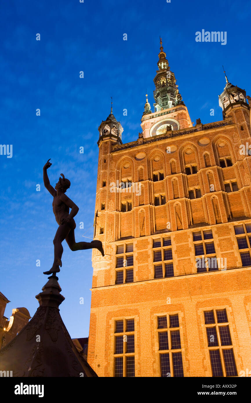 Das alte Rathaus beleuchtet in der Abenddämmerung, Dlugi Targ (langer Markt), Gdansk, Pommern, Polen, Europa Stockfoto