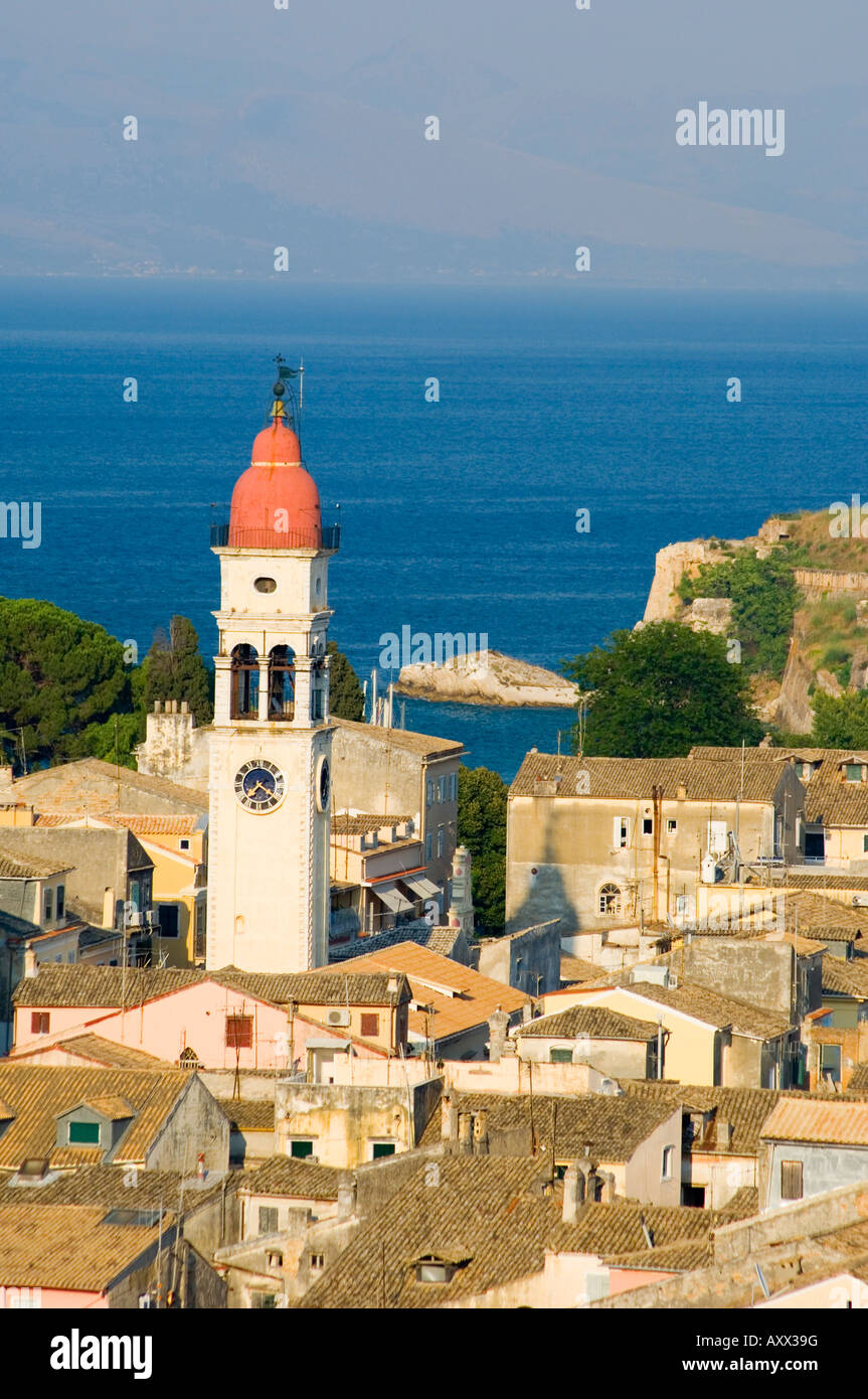 Eine Luftaufnahme von Korfu Altstadt und St. Spiridonas Glockenturm aus der neuen Fort, Corfu, Ionische Inseln, griechische Inseln, Griechenland Stockfoto