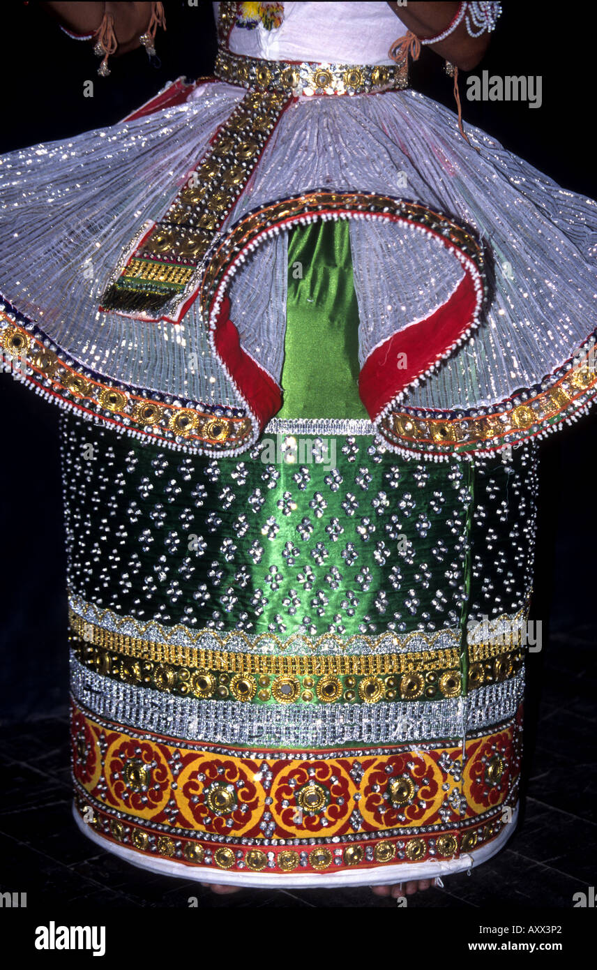 aufwendige Kostüm für Lai Haroba, dem traditionellen klassischen Tanz von Manipur, Nordost-Indien Stockfoto