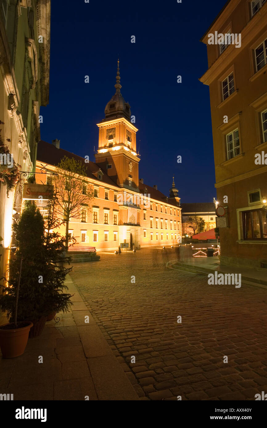 Schlossplatz (Plac Zamkowy) und das königliche Schloss beleuchtet in der Abenddämmerung, Altstadt (Stare Miasto), Warschau, Polen, Europa Stockfoto