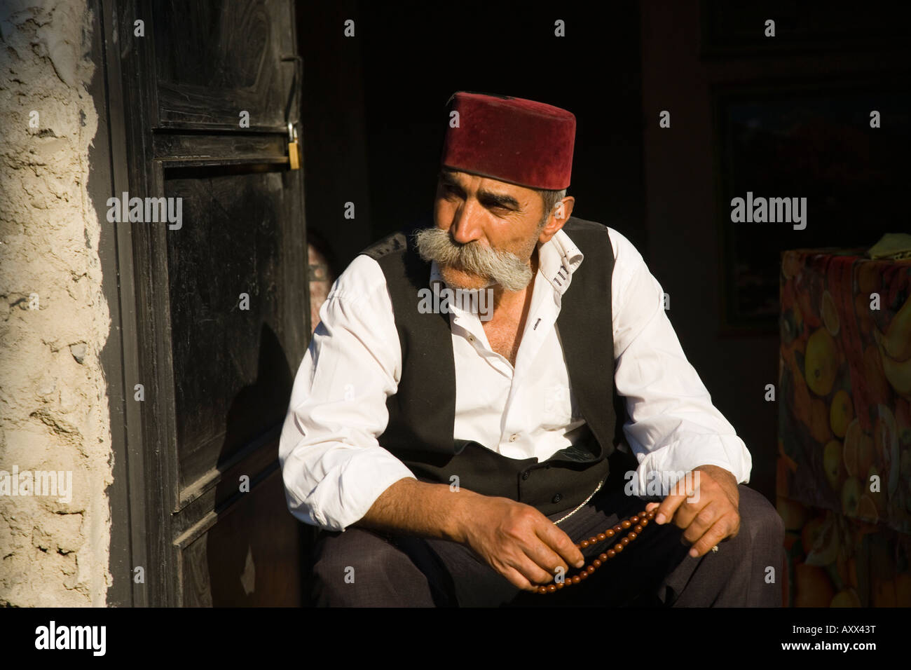 Istanbul, Marmara Region, Türkei; Türkischer Mann mit Fez Hut und Komboloi,  Kompoloi Stockfotografie - Alamy