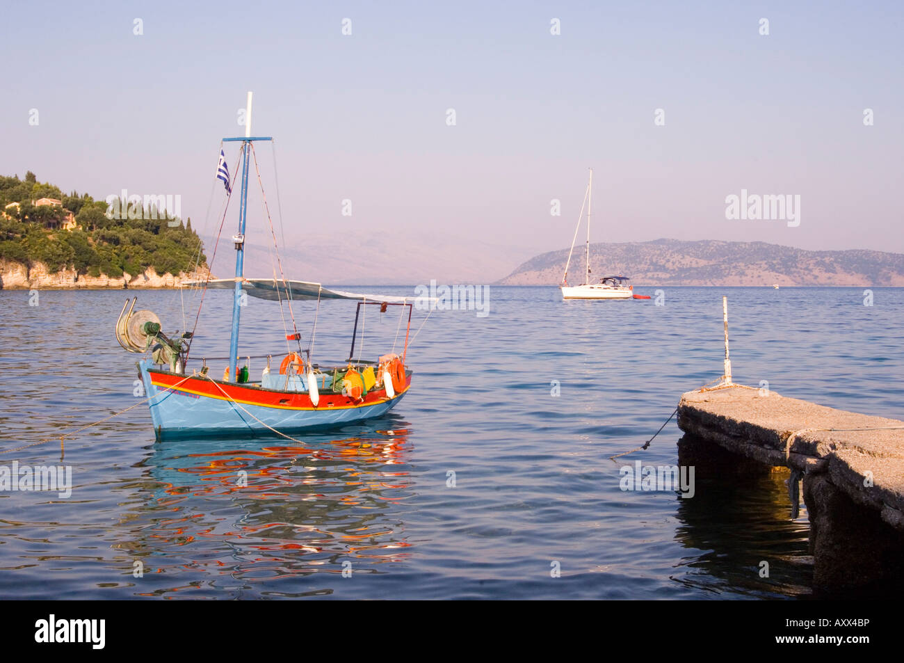 Bunte altes hölzernes Fischerboot in Kalami an der Nordostküste, Corfu, Ionische Inseln, griechische Inseln, Griechenland, Europa Stockfoto