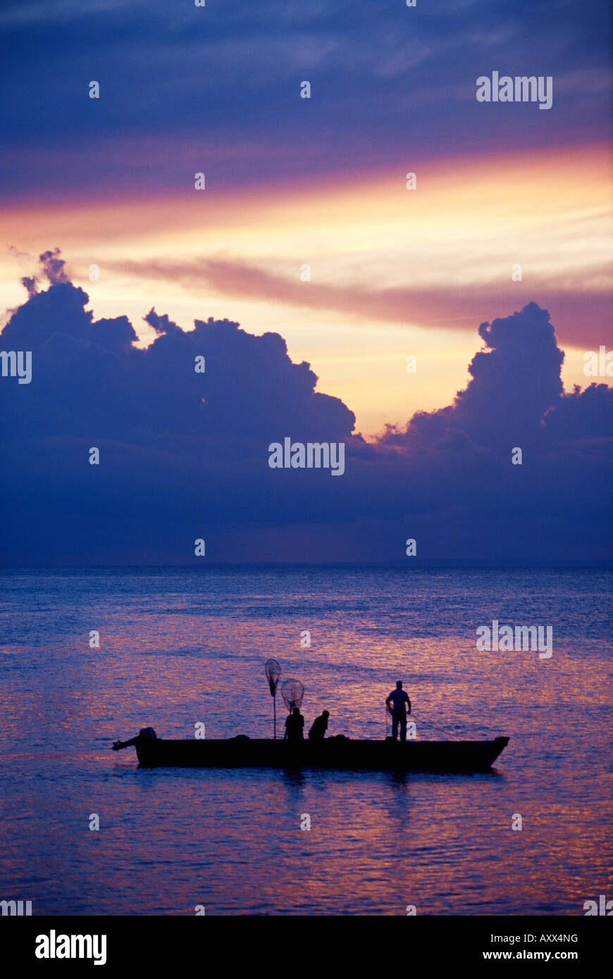 Angelboot/Fischerboot im Indischen Ozean in der Morgendämmerung, Insel Sansibar, Tansania, Ostafrika, Afrika Stockfoto