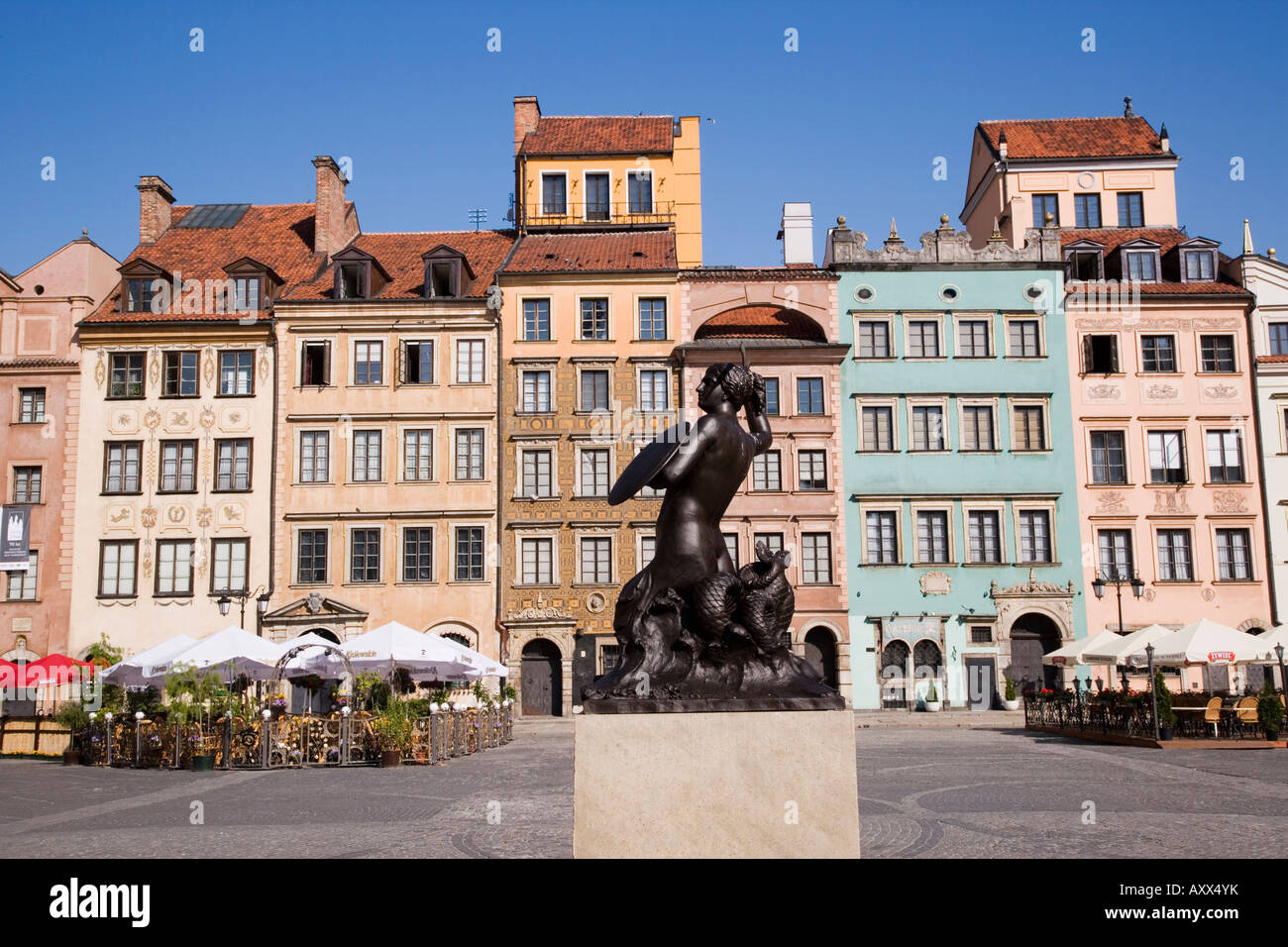 Die Meerjungfrau-Brunnen, gegossen im Jahre 1855, das Symbol der Altstädter Ring (Rynek Stare Miasto), Warschau, Warschau, Polen Stockfoto